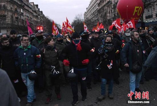 当地时间12月10日，法国遭遇新一轮响应大罢工的示威游行。法国内政部当晚公布统计数据说，全法共有约34万人参加当天的示威游行，其中巴黎示威游行人数约3万人。? 本文图片 中新网